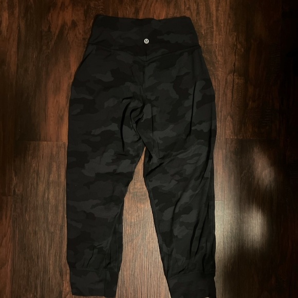 lululemon cropped align joggers - Picture 2 of 3